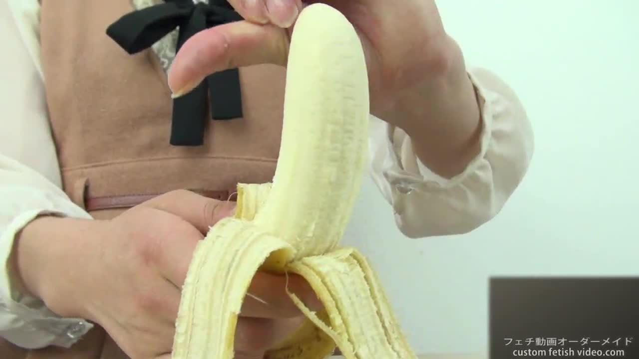 Hand crush fetish Girl crush a banana by hand