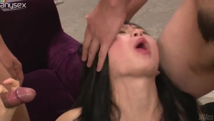 Salty Japanese hussy Nozomi Hazuki gives double blowjob in MMF sex clip
